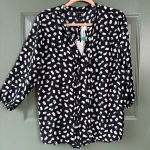 41 HAWTHORN Blouse Stitch Fix MED Maurry Pleat Detail Split Neck Black White Top